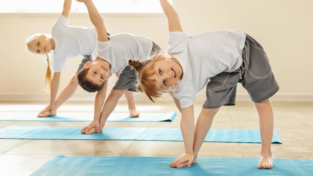 Kinder auf Yogamatte