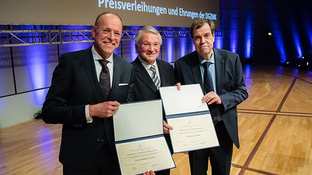 Prof. Dr. Dr. Henning Schliephake, ehemaliger DGZMK-Präsident, und Prof. Dr. Dr. Ludger Figgener, ehemaliger Direktor der Poliklinik für Prothetische Zahnmedizin und Biomaterialien Münster, erhielten die Ehrenmedaille der DGZMK.