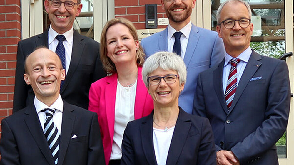 Dr. Michael Orth (Vorsitzender, 2.v.l.) mit seinem Stellvertreter Dr. Jürgen Simonis (l.) und v.l.n.r. die Vorstandsmitglieder ZÄ Stephanie Fischer, Sanitätsrätin Dr. Kerstin Bienroth, Dr. Kai-Peter Zimmermann und Dr. Jochen Klemke.