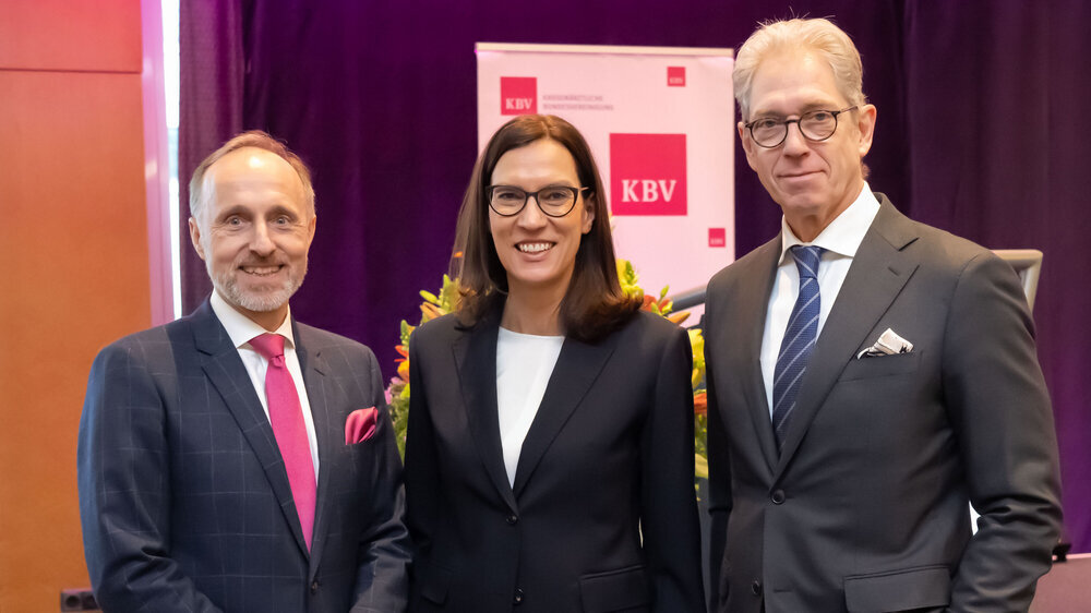 v.l.: Dr. Stephan Hofmeister, stellv. Vorstandsvorsitzender der KBV, Dr. med. Sibylle Steiner, MBA, Mitglied des Vorstands der KBV,Dr. Andreas Gassen, Vorstandsvorsitzender der KBV