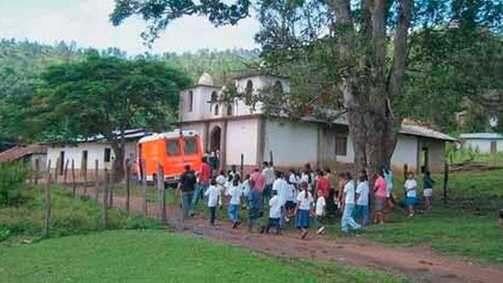 Patienten in Honduras auf dem Weg zum Dentomobil, einer Zahnarztpraxis auf Rädern.