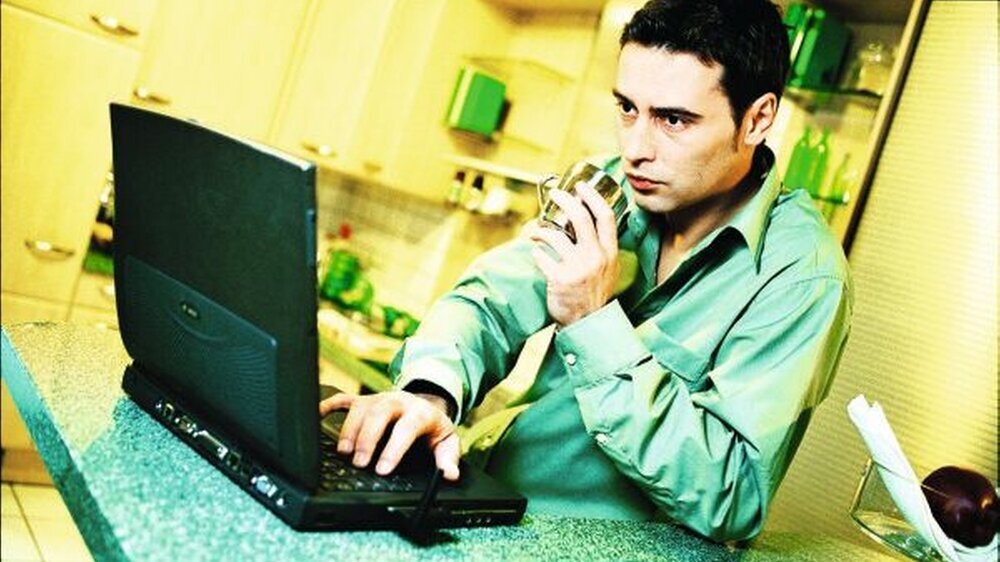 Männer sind öfter als Frauen von Onlinesucht betroffen. Sie hängen viele Stunden vor dem Rechner – auf Kosten der Gesundheit.\r\n