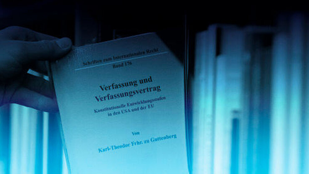 Besonderes Aufsehen erregte der im Volk recht beliebte Karl-Theodor zu Guttenberg. Der ehe- malige Bundesminister für Wirtschaft und Technologie und spätere Bundesverteidigungsminister legte im Zuge der Plagiatsaffäre um seine Dissertation sämtliche politischen Ämter nieder. |