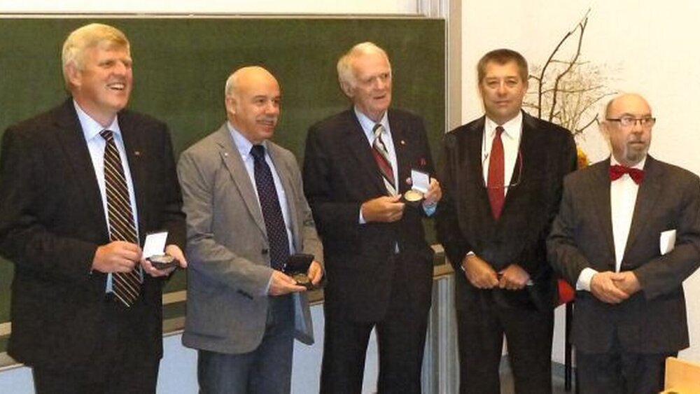Verleihung der AFIO-Medaille (v.l.n.r.): Dr. Dr. Claus Grundmann, Prof. Dr. Rüdiger Lessig, Dr. Dr. Klaus Rötzscher, Dr. Dr. Jean-Marc Hutt, Dr. Jean-Claude Bonnetain |