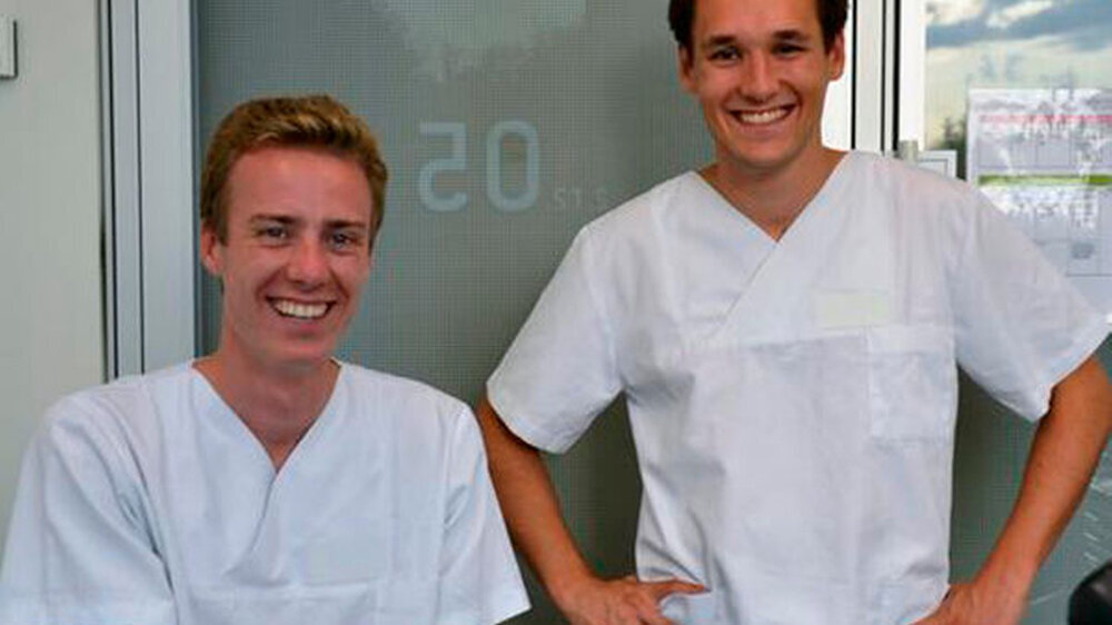 Zahnmedizinstudenten und Start-up-Gründer: Niels Fock und Justus Lohaus fanden die im Studium benötigten Instrumente zu teuer - und gründeten ein eigenes Bestellportal.
