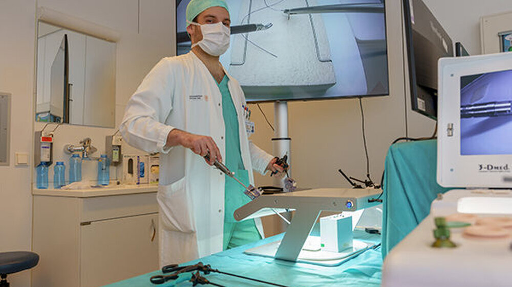 Ein Chirurg an der Trainingsbox für minimalinvasive Operationen.
