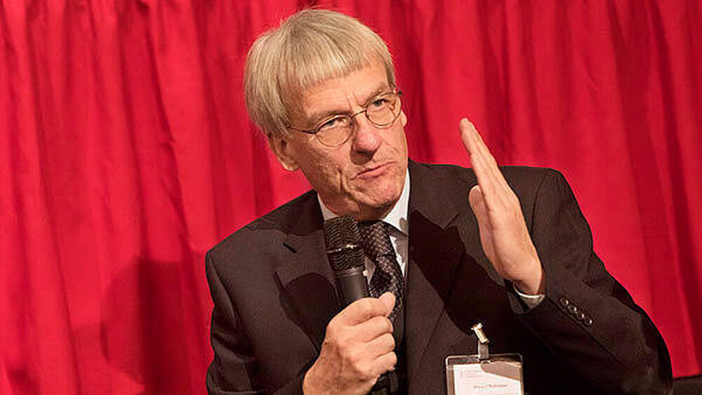 ZA Harald Schrader: „Es vollendet sich der von Ulla Schmidt mit Einführung der Hauptamtlichkeit vor zwölf Jahren begonnene Weg in die vollkommen staatlich gelenkte Medizin. Der niedergelassenen Kollegenschaft bleiben nur noch die Pflichten und das unternehmerische Risiko.“ |