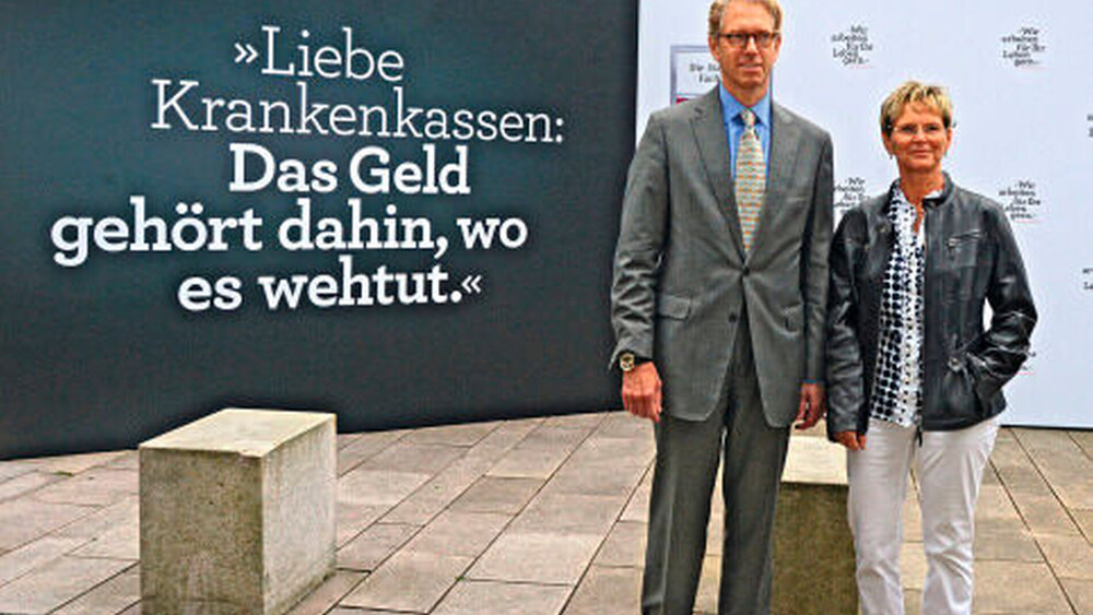 Anlässlich der Verhandlungen postierten sich die beiden KBV-Vorstände, Dr. Andreas Gassen und Dipl.-Med. Regina Feldmann, vor einem Triptychon beim KBV-Gebäude in Berlin. |