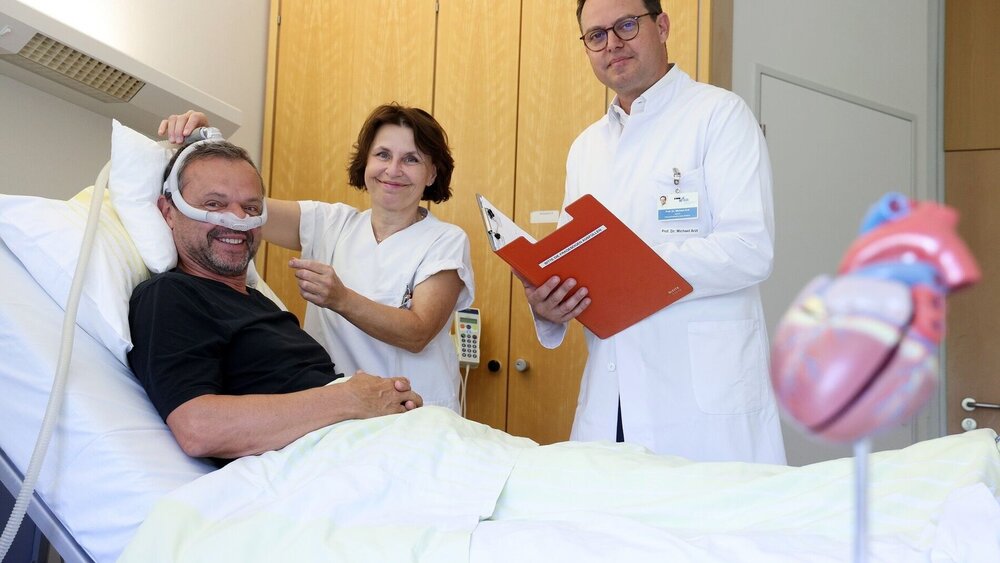 Prof. Dr. Michael Arzt (r.) erklärt dem Patienten das weitere Vorgehen der Untersuchungen im Schlaflabor.