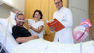 Prof. Dr. Michael Arzt (r.) erklärt dem Patienten das weitere Vorgehen der Untersuchungen im Schlaflabor.