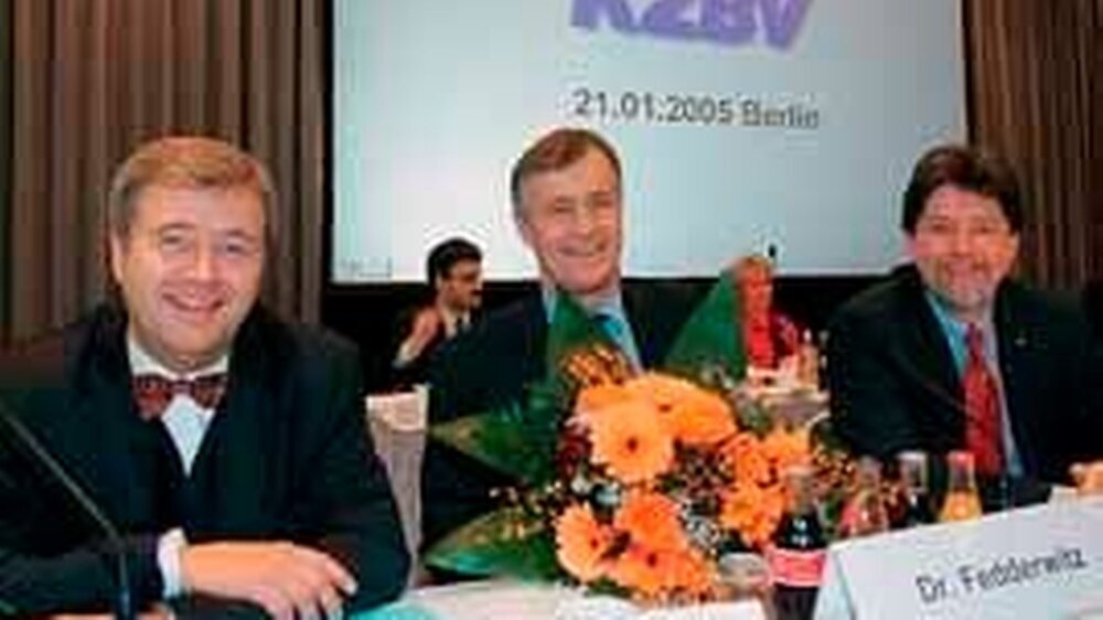 Der neue KZBV-Vorstand: Vorsitzender Dr. Fedderwitz (m.) und seine Stellvertreter Dr. Eßer und Dr. Buchholz (l. u. r.)