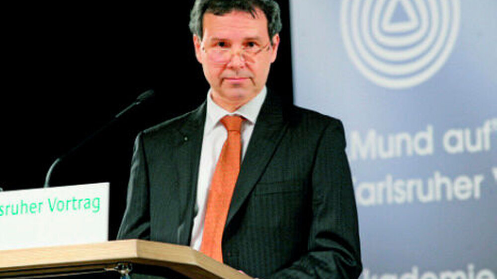 Versprach seinem Publikum eine „außergewöhnliche Begegnung“ mit einer Frau „unglaublicher Präsenz“: Professor Dr. Winfried Walther, Direktor der Akademie für zahnärzliche Fortbildung in Karlsruhe