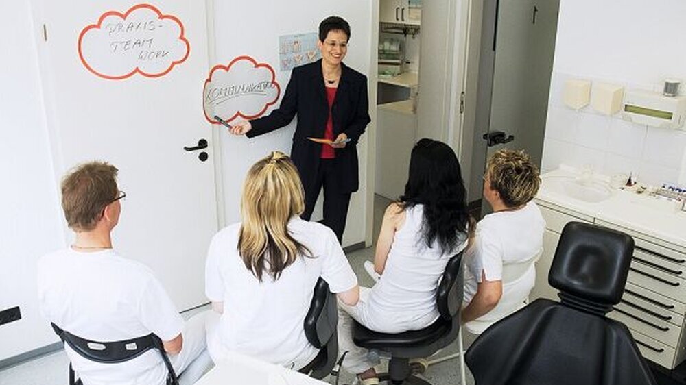 Qualitätsmanagement ist Teamwork. Um Reibungsverluste zu vermeiden sind regelmäßige Teamtrainings hilfreich.
