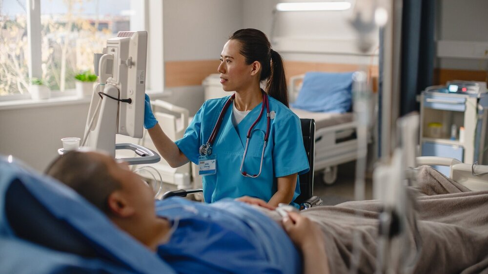 Ärztin versorgt Patientin im Krankenhaus.