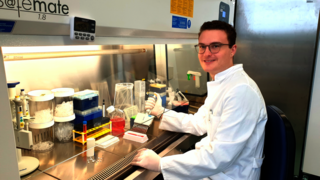 Doktorand Phil Richter bei Arbeiten im Labor