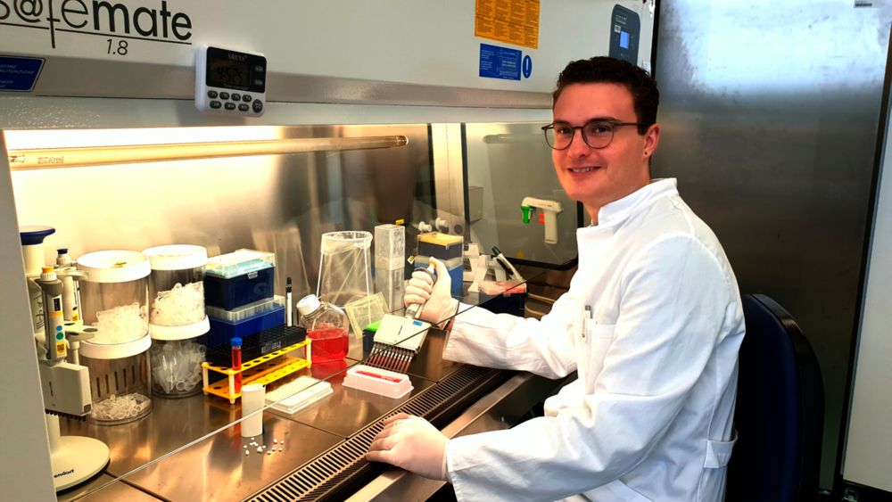 Doktorand Phil Richter bei Arbeiten im Labor