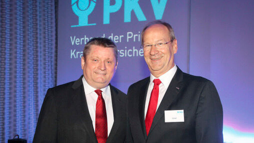 Bundesgesundheitsminister Hermann Gröhe (l.) mit dem PKV- Vorsitzenden Uwe Laue, bei der Jahrestagung des Verbands |