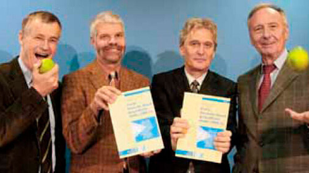 Präsentierten mit der DMS IV eine Erfolgsbilanz der Zahnärzte: Dr. Jürgen Fedderwitz, Prof. Dr. Ulrich Schiffner, Dr. Wolfgang Micheelis und Dr. Dr. Jürgen Weitkamp (v.l.n.r.)\r\n■ Eine Kurzfassung der Studie steht zum Download unter www.kzbv.d