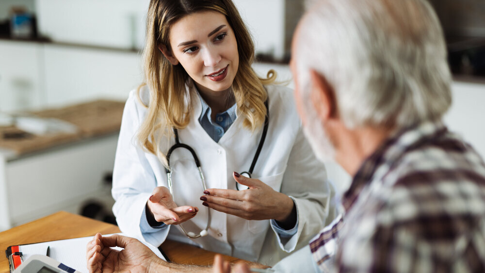 Hausärztin mit älterem Patienten Hausärztin mit älterem Patienten