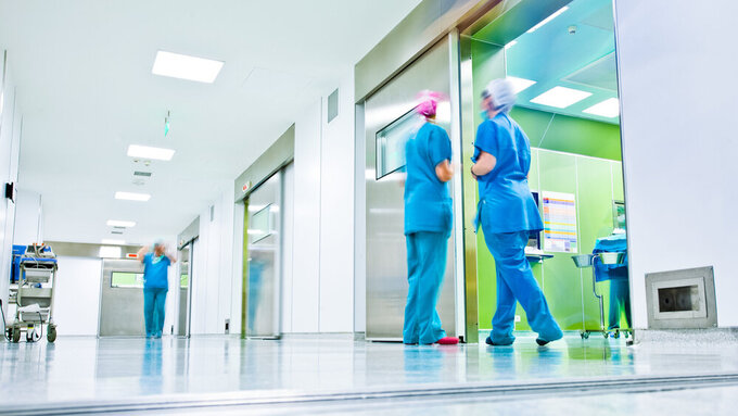 Krankenhausflur mit Mitarbeitern. Krankenhausflur mit Mitarbeitern.