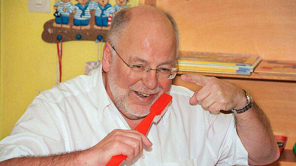 Sanitätsrat Dr. Helmut Stein: „Schon seit der Schulzeit war es mein Bestreben, einen Beruf zu ergreifen, bei dem ich reden und organisieren kann!“ Sanitätsrat Dr. Helmut Stein: „Schon seit der Schulzeit war es mein Bestreben, einen Beruf zu ergreifen, bei dem ich reden und organisieren kann!“