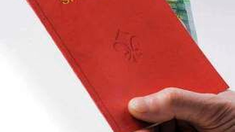 Das Geld vom ausgedienten Sparbuch zinsvoll anlegen – so lautet die Herausforderung für Sparfüchse. Die vergleichen zwischen Tagesgeld und Fonds!