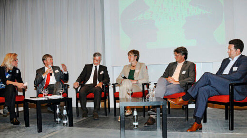 Die Expertenrunde: Dr. Karin Uphoff, KpZ, Prof. Dr. Dietmar Oesterreich, BZÄK, Prof. Dr. Hans-Christoph Lauer, Frankfurt, Karen Walkenhorst, Techniker Krankenkasse, Georg Bornes, Unabhängige Patientenberatung und Patientenberater des G-BA, Bernd Werner, Neuromarketing-Experte (v.l.n.r.) |