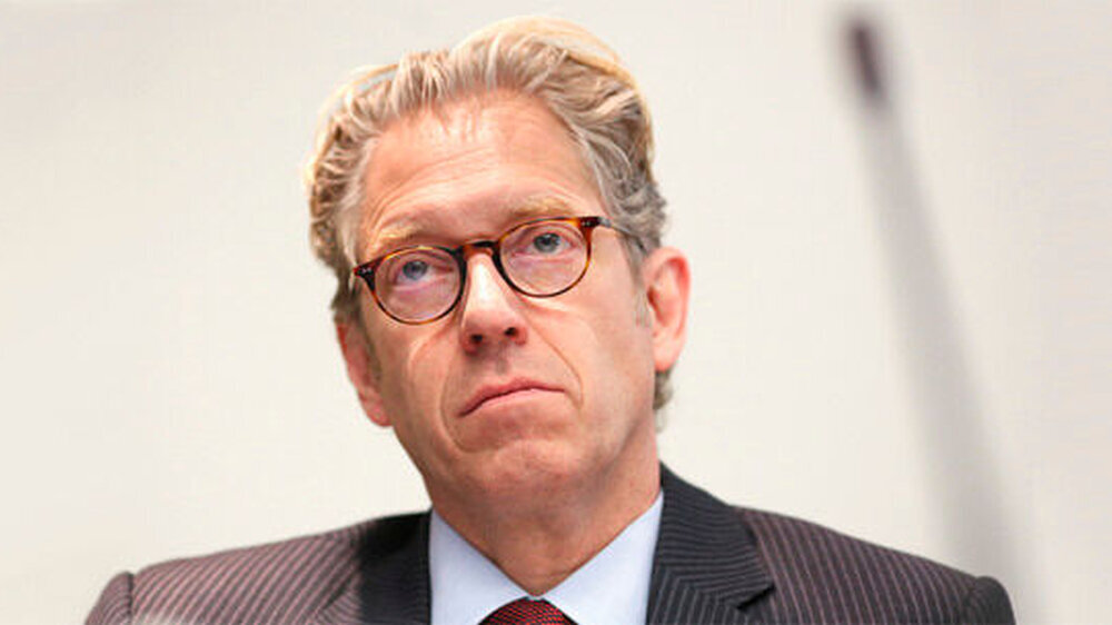 Der neue KBV-Chef Andreas Gassen übernimmt auch Altlasten von seinem Vorgänger. Die Befriedung der KBV und eine vertrauensvolle Zusammenarbeit mit Vorstandskollegin Regina Feldmann trauen dem 52-Jährigen Mediziner gut zwei Drittel aller Delegierten zu. Der neue KBV-Chef Andreas Gassen übernimmt auch Altlasten von seinem Vorgänger. Die Befriedung der KBV und eine vertrauensvolle Zusammenarbeit mit Vorstandskollegin Regina Feldmann trauen dem 52-Jährigen Mediziner gut zwei Drittel aller Delegierten zu. |