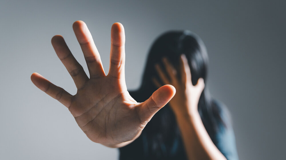 Internationaler Tag gegen Gewalt an Frauen: Frau versucht sich zu wehren und streckt schützend den Arm aus. Internationaler Tag gegen Gewalt an Frauen: Frau versucht sich zu wehren und streckt schützend den Arm aus.