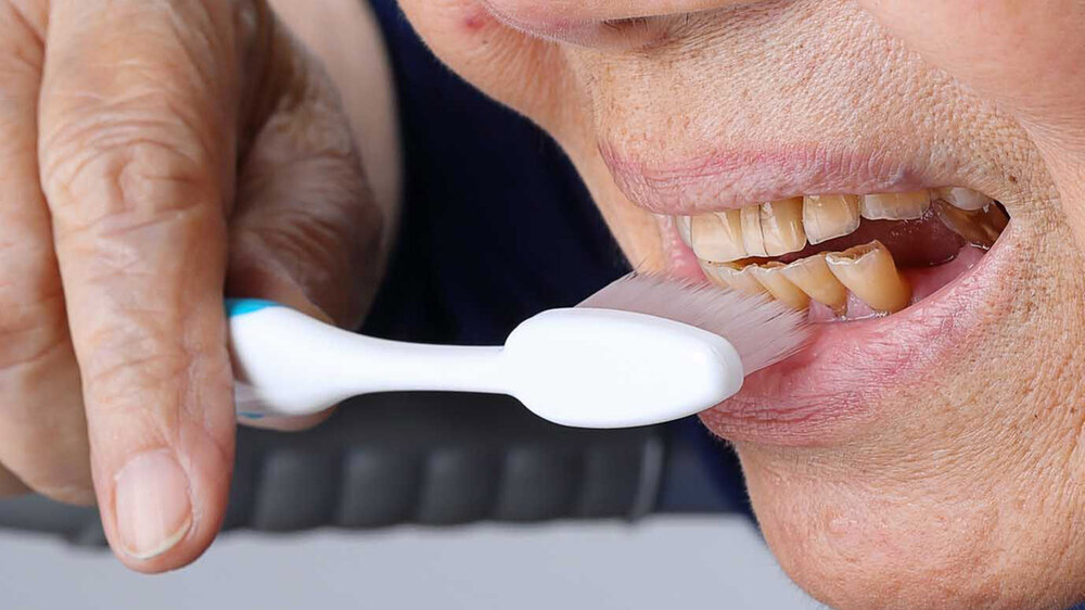 Um die Mundgesundheit von Pflegebedürftigen weiter zu verbessern, ist die Schulung und Motivierung des Pflegepersonals zur Mundhygiene extrem wichtig - am besten durch den betreuenden Zahnarzt, sagt Prof. Stefan Zimmer.