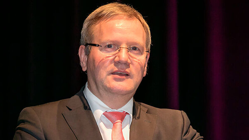 Zweiter stellvertretender VV-Vorsitzender ist Dr. Rolf Englisch. Er ist Facharzt für Frauenheilkunde und Geburtshilfe, Mitglied der KV Westfalen-Lippe und Vorsitzender des Berufsverbandes der Frauenärzte in dem Bundesland.
