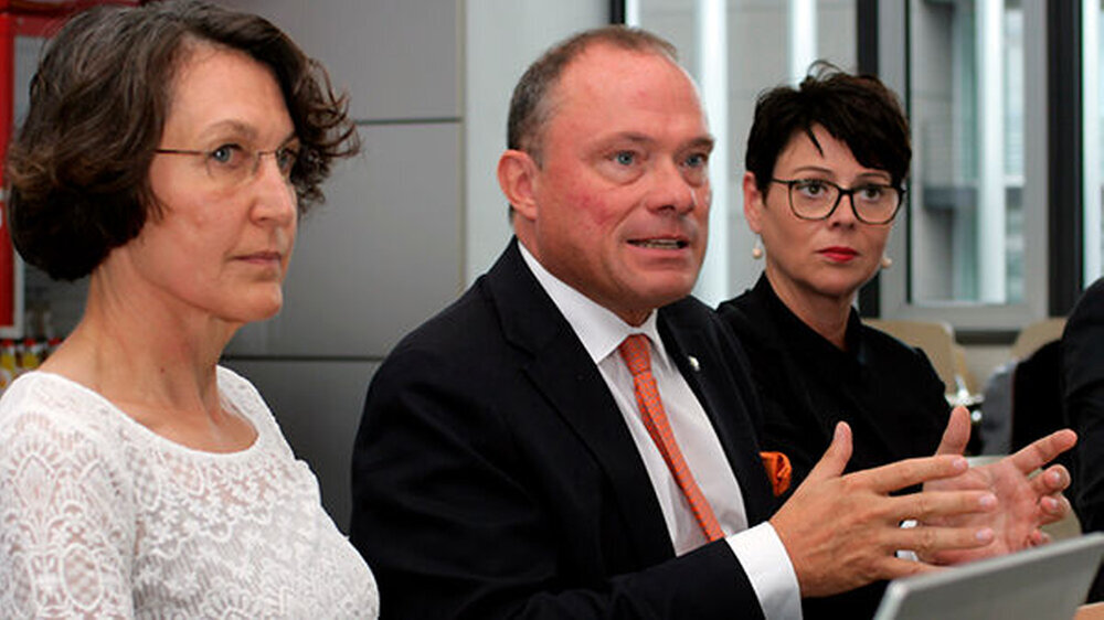 Pressegespräch in Frankfurt. Auf dem Podium: Dr. Andrea Thumeyer, Vorsitzende der Landesarbeitsgemeinschaft Jugendzahnpflege Hessen, Stephan Allroggen, Vorstandsvorsitzender der KZV Hessen, und Sötkin Geitner, Vertragschefin der DAK Gesundheit in Hessen