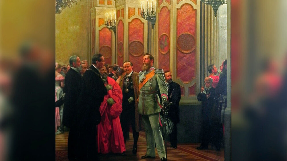 Kronprinz Friedrich auf dem Hofball 1878 im Berliner Schloss. Neben ihm im roten Talar: der Dekan der medizinischen Fakultät der Friedrich Wilhelms Universität, Rudolf Virchow. \r\n