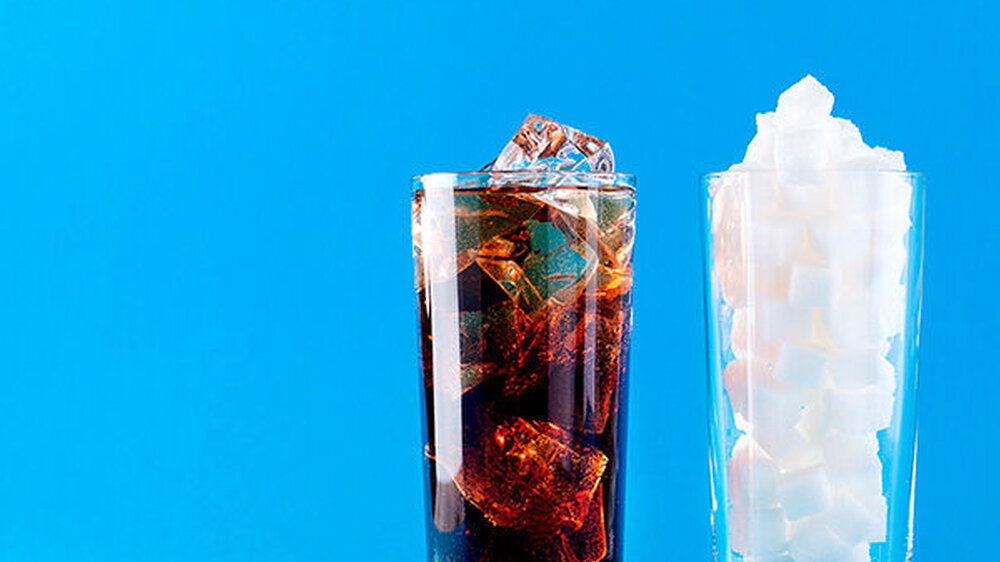 Gezuckerte Softdrinks dominieren weltweit den Getränkekonsum. Laut der Verbraucherschutzorganisation foodwatch gelten sie schon in vergleichsweise geringen Mengen als gesundheitsgefährdend: Bereits eine Dose am Tag erhöhe das Risiko für Übergewicht,