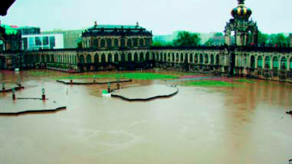 Symbol des Wiederaufbaus der neuen Bundesländer vom Hochwasser bedrängt: Der Dresdner Zwinger.
