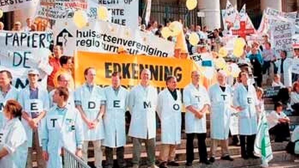 Schluss mit Bürokratie, Papierkrieg, Honorarkürzungen und Kontrollen – die belgischen Ärzte machten gegen die Sparpolitik ihres Gesundheitsministers mobil.