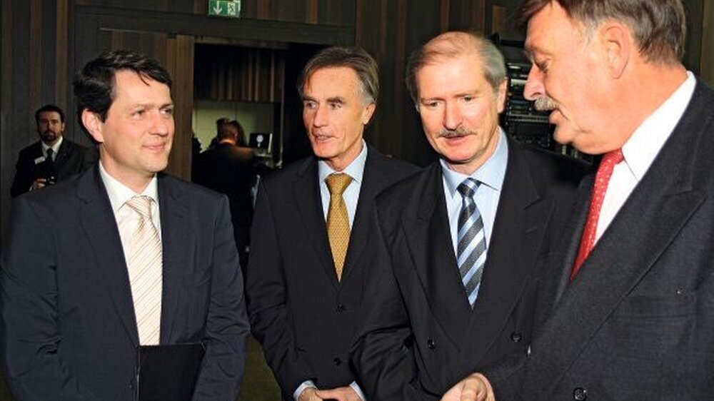 Gespräche am Rande des 3. Hamburger Zahnärztetages (v.l.n.r.): Gesundheitssenator Dietrich Wersich, Dr. Horst Schulz , Vorsitzender des Fortbildungsausschusses, Vizepräsident Dr. Helmut Pfeffer und Kammerpräsident Prof. Dr. Wolfgang Sprekels
