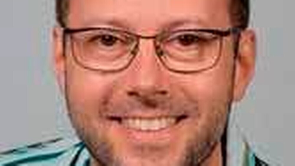 1990 bis 1998 Wissenschaftlicher Mitarbeiter und wissenschaftlicher Assistent (C1) der Abteilung Oralchirurgie und Zahnärztliche Poliklinik der Universität Giessen/Deutschland,\r\n1991 Promotion, 1992 Erlangung der Gebietsbezeichnung „Oralchirurgie“