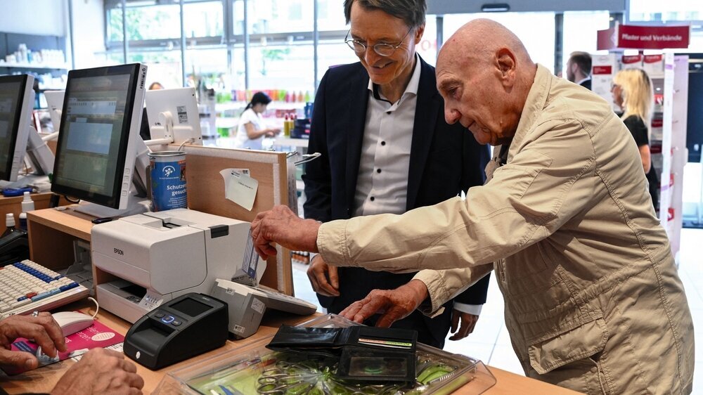 420110644 Bundesundheitsminister Karl Lauterbach stellt das E-Rezept in einer Apotheke vor.