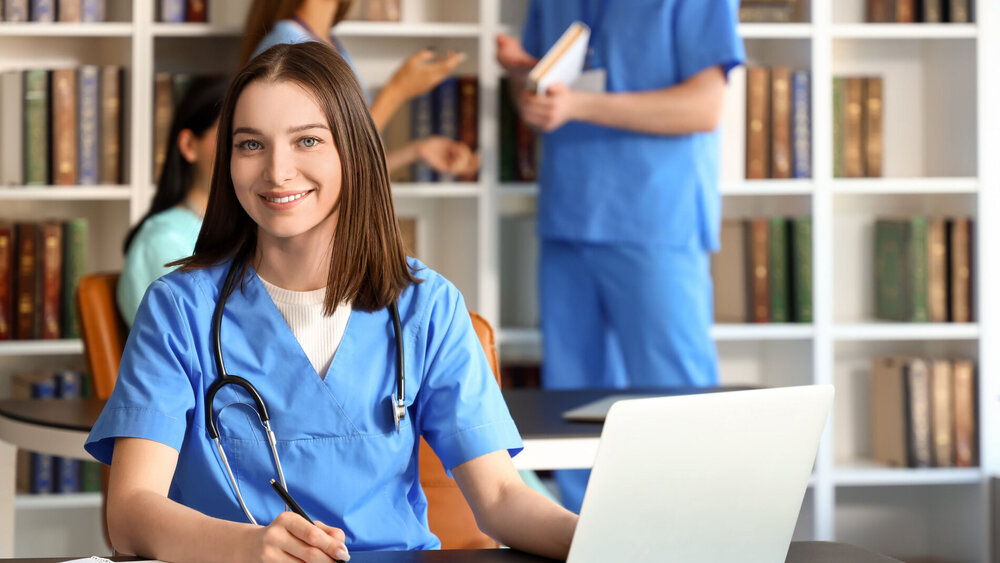 Medizinstudentin in Bibliothek