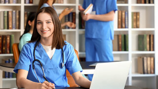 Medizinstudentin in Bibliothek