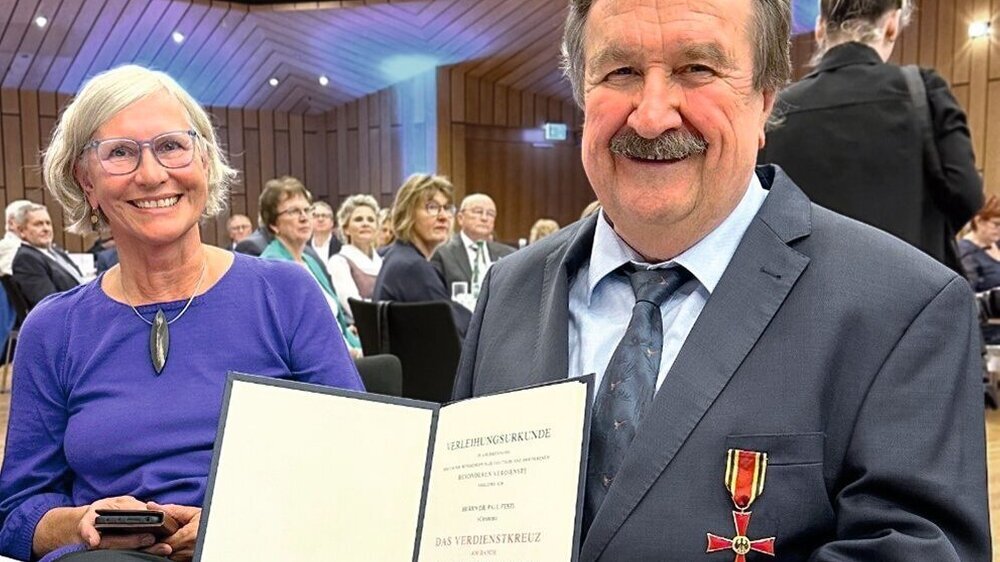 Dr. Paul Festl, Zahnarzt im Ruhestand, erhält das Bundesverdienstkreuz 2025 Dr. Paul Festl, Zahnarzt im Ruhestand, erhält das Bundesverdienstkreuz 2025
