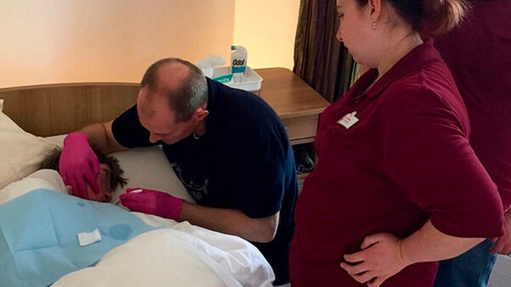 Zur Schonung der Knie kann auch ein Handtuch untergelegt werden.