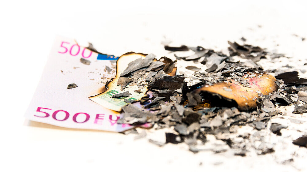 verbranntes Geld mit Asche