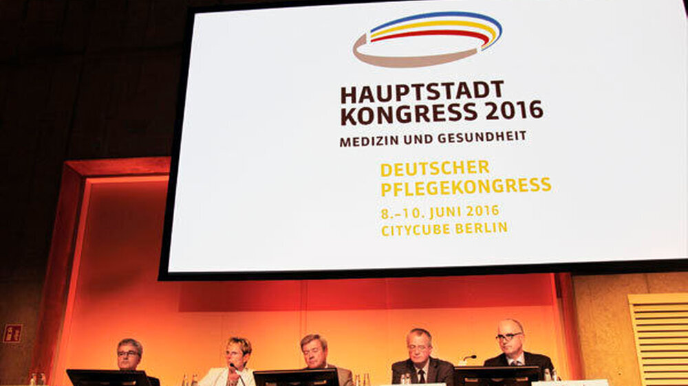 Der Deutsche Pflegekongress war einer von drei Fachkongressen unter dem Dach des Hauptstadtkongresses. Gerungen wurde um Wege, wie man die Schwierigkeiten in der Pflege ausräumen kann. | Der Deutsche Pflegekongress war einer von drei Fachkongressen unter dem Dach des Hauptstadtkongresses. Gerungen wurde um Wege, wie man die Schwierigkeiten in der Pflege ausräumen kann. |