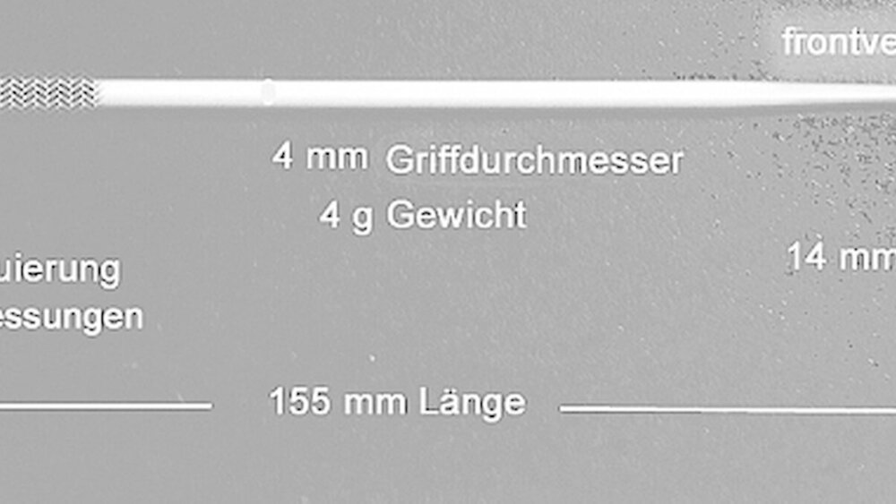 Abbildung 4: Der frontverspiegelte Spiegel ermöglicht durch einfachste Fingerbewegungen eine Änderung des Blickwinkels ohne Positionsänderung von Mikroskop oder Patient. Manchmal muss er in 2 bis 4 cm Abstand auf Höhe der Antagonisten gehalten werden, um optimalen Einblick zu gewähren. Wichtig ist vor allem die Einstellung des Okulars. Seine zentrale Achse soll die Fortsetzung der Sehachsenrichtung bei balancierter Kopfhaltung im oberen Kopfgelenk sein. Da zu jeder Kopfhaltung die entsprechende Augenruhehaltung gehört, werden die Bulbi ermüdungsfrei von der äußeren Augenmuskulatur am Platz gehalten, das heißt, die Augen sind abends nicht müde. |