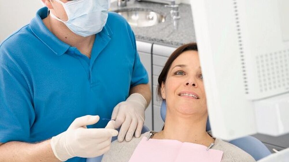 Bereits bei der Planung der Behandlung und der Beratung der Patientin sollte an die vermutlich benötigte Lokalanästhetikummenge beziehungsweise an die Verwendung eines Vasokonstriktors gedacht werden.