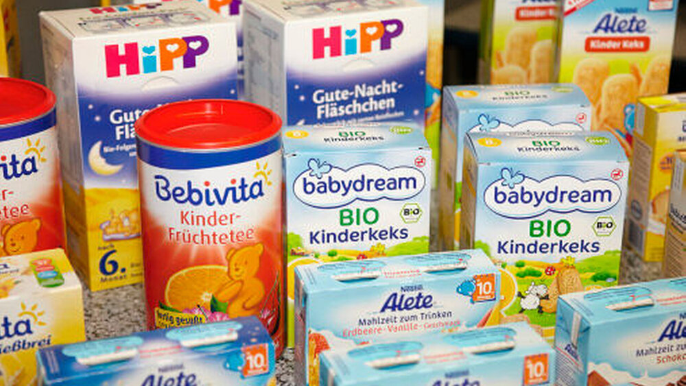 Säuglingsnahrung aus der Fabrik: Was schön bunt aussieht und häufig auch als Bioprodukt deklariert wird, entspricht zumeist nicht den ernährungswissenschaftlichen oder ärztlichen Empfehlungen der entsprechenden Fachgesellschaften. Oft ist zu viel Zucker enthalten. |