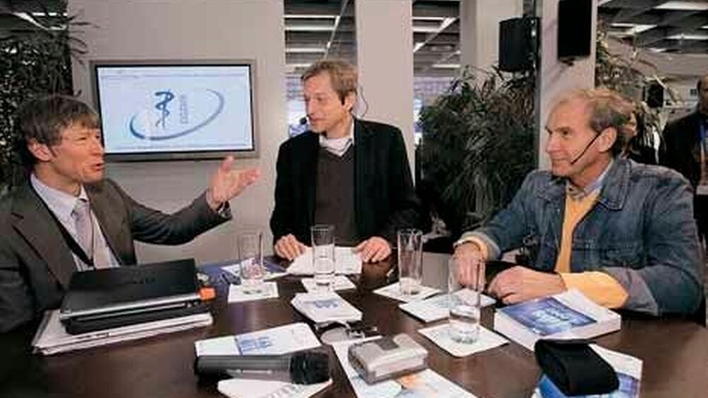 Round-Table-Gespräch am BZÄK-IDS-Messestand: „Wie qualifiziert sind Patienteninformationen?”, fragte Markus Brakel (m.) Dr. Dietmar Oesterreich (l.) und Dr. Lutz Laurisch (r.).