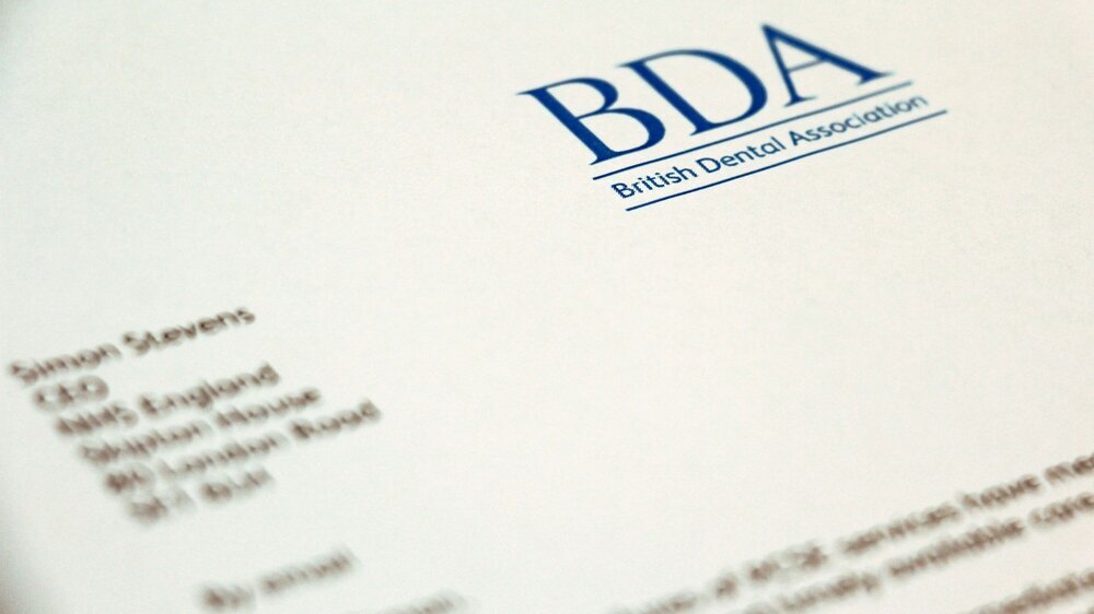 In einem offenen Brief fordert die BDA die NHS-Verwaltung auf, alle Prozesse wieder der eigenen Verwaltung zu unterstellen, um Vorgänge wie Zulassungen und Abrechnungen in einem akzeptablen Zeitrahmen abarbeiten zu können.